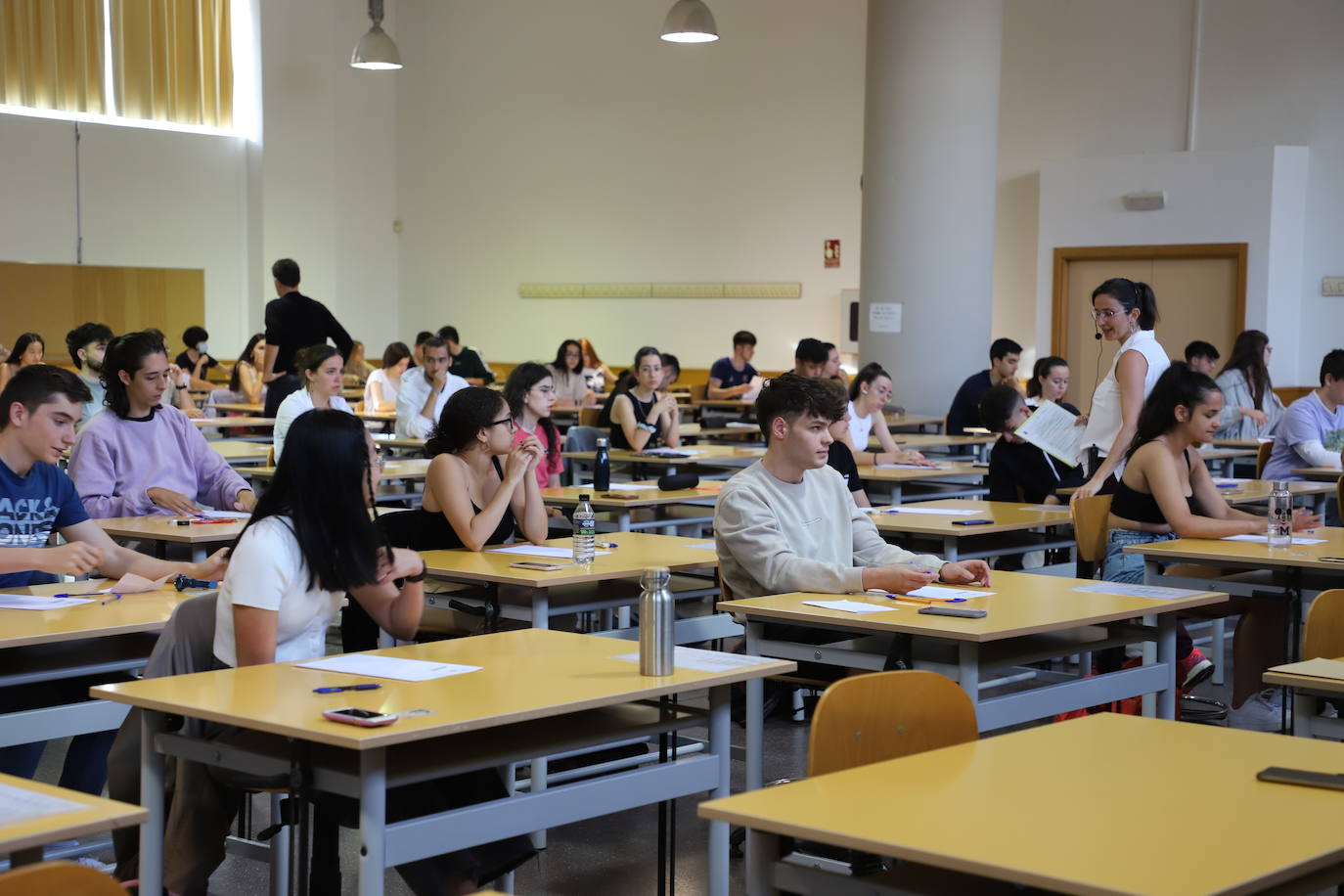 Estudiantes en el primer día de exámenes de la prueba en la Politécnica de la Milanera