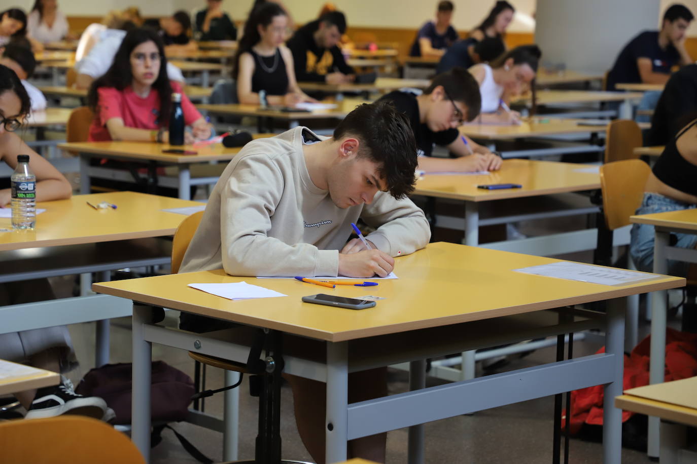 Estudiantes en el primer día de exámenes de la prueba en la Politécnica de la Milanera