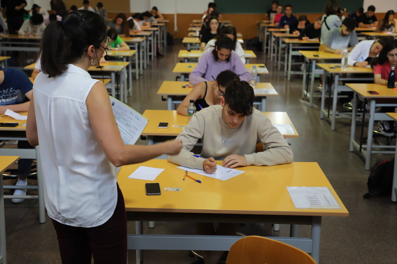 Estudiantes en el primer día de exámenes de la prueba en la Politécnica de la Milanera