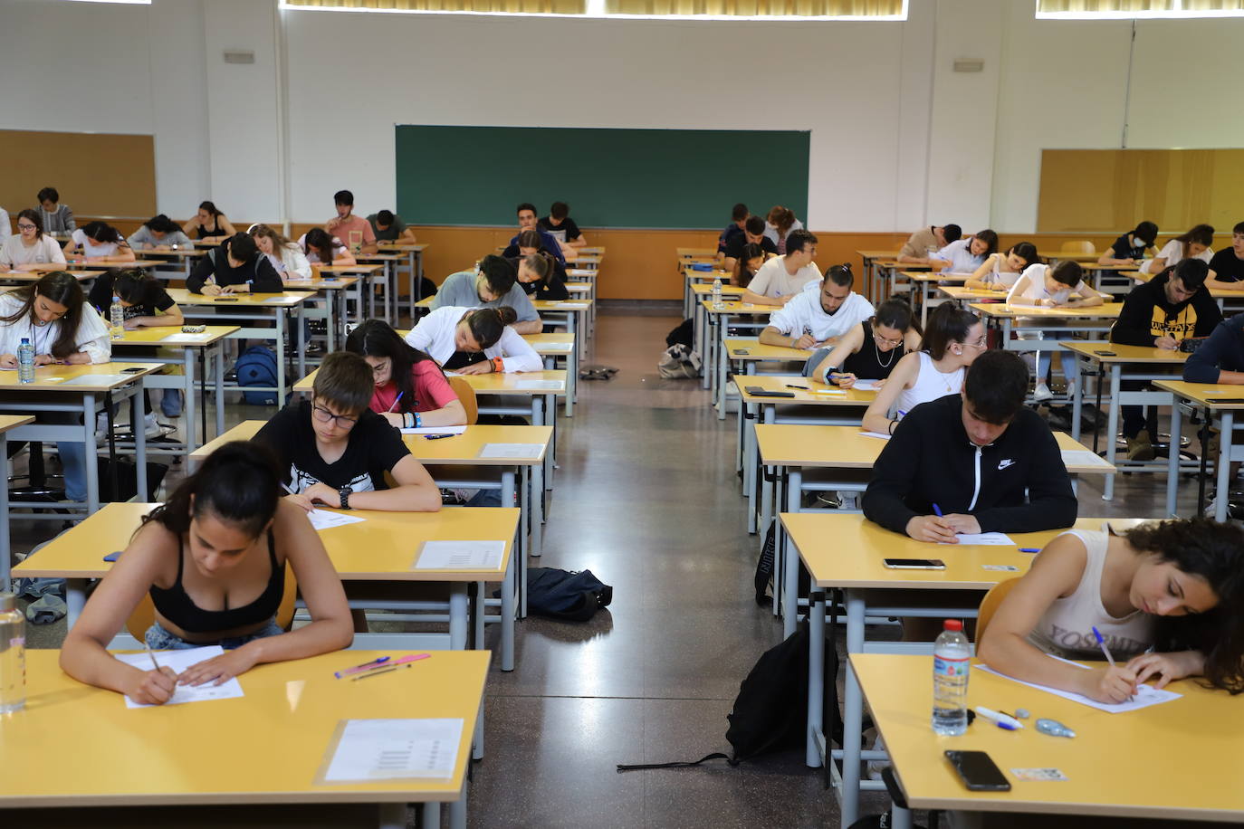 Estudiantes en el primer día de exámenes de la prueba en la Politécnica de la Milanera