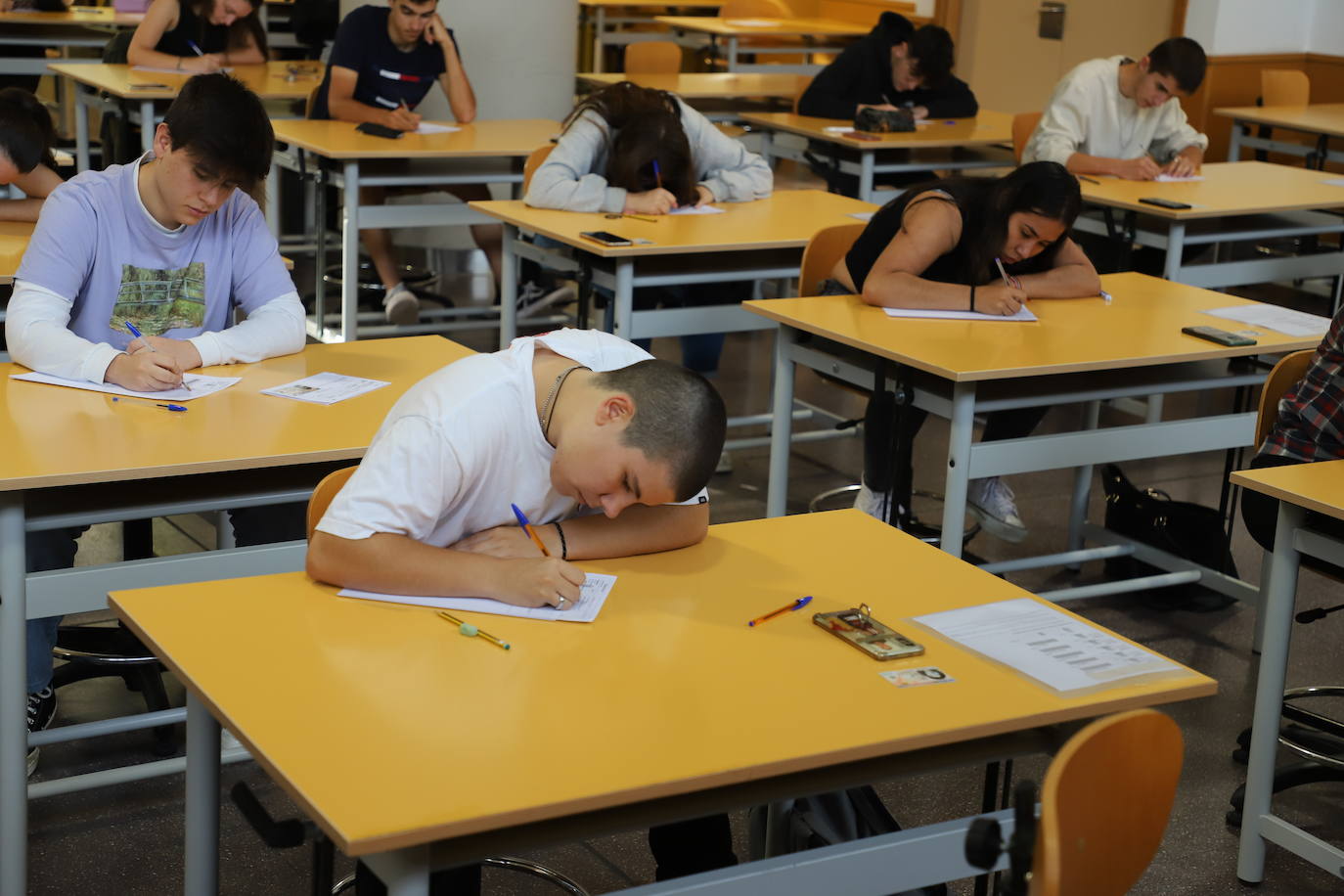 Estudiantes en el primer día de exámenes de la prueba en la Politécnica de la Milanera