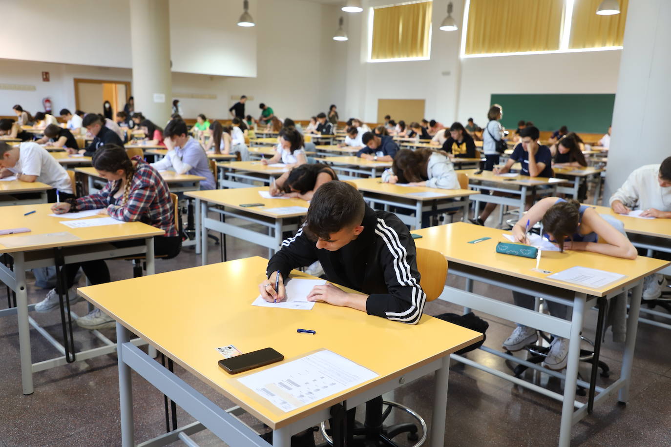 Estudiantes en el primer día de exámenes de la prueba en la Politécnica de la Milanera