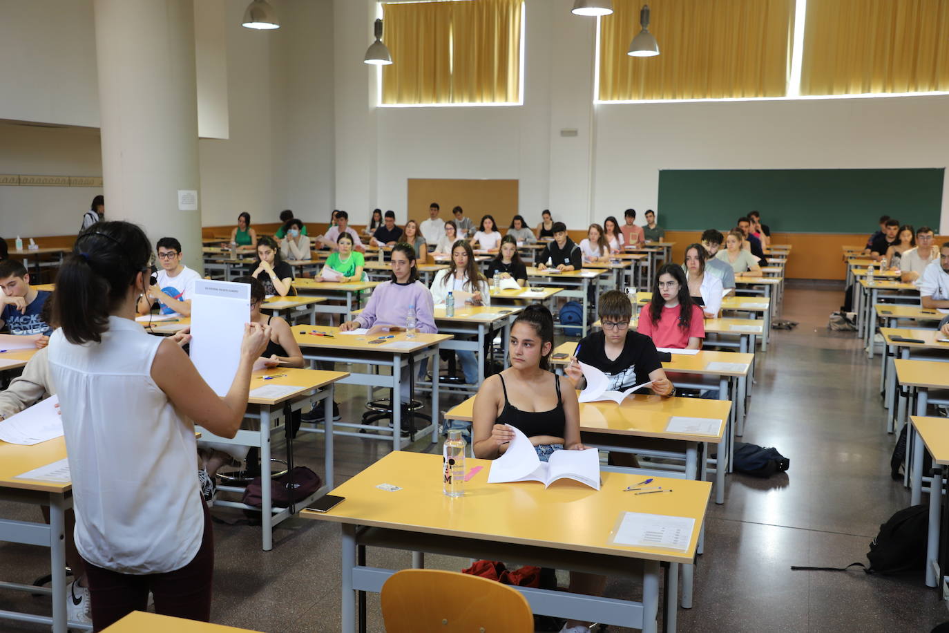 Estudiantes en el primer día de exámenes de la prueba en la Politécnica de la Milanera