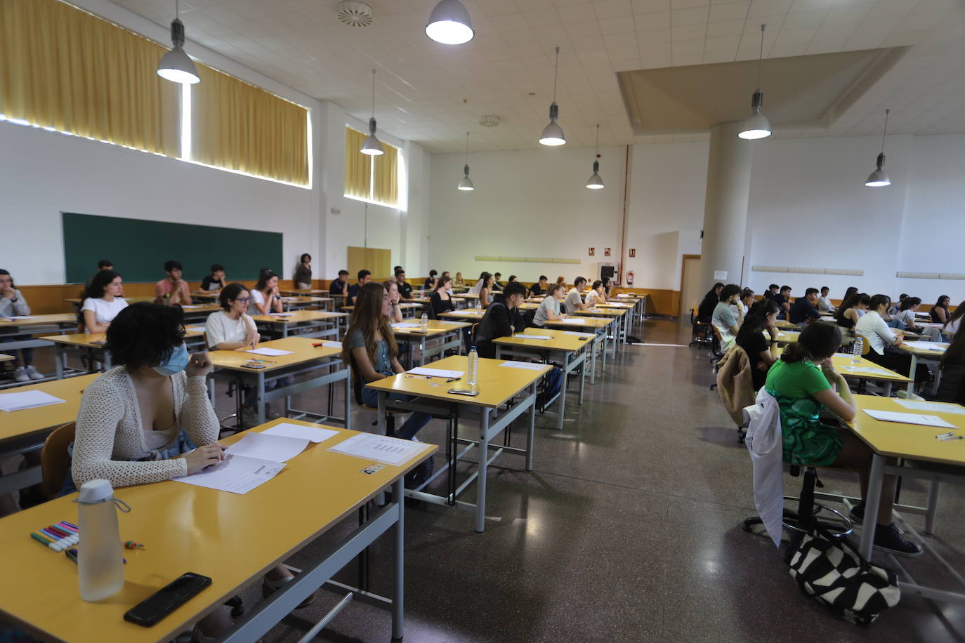 Estudiantes en el primer día de exámenes de la prueba en la Politécnica de la Milanera