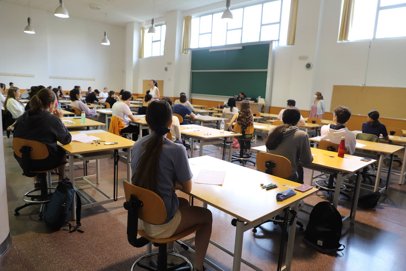 Estudiantes en el primer día de exámenes de la prueba en la Politécnica de la Milanera