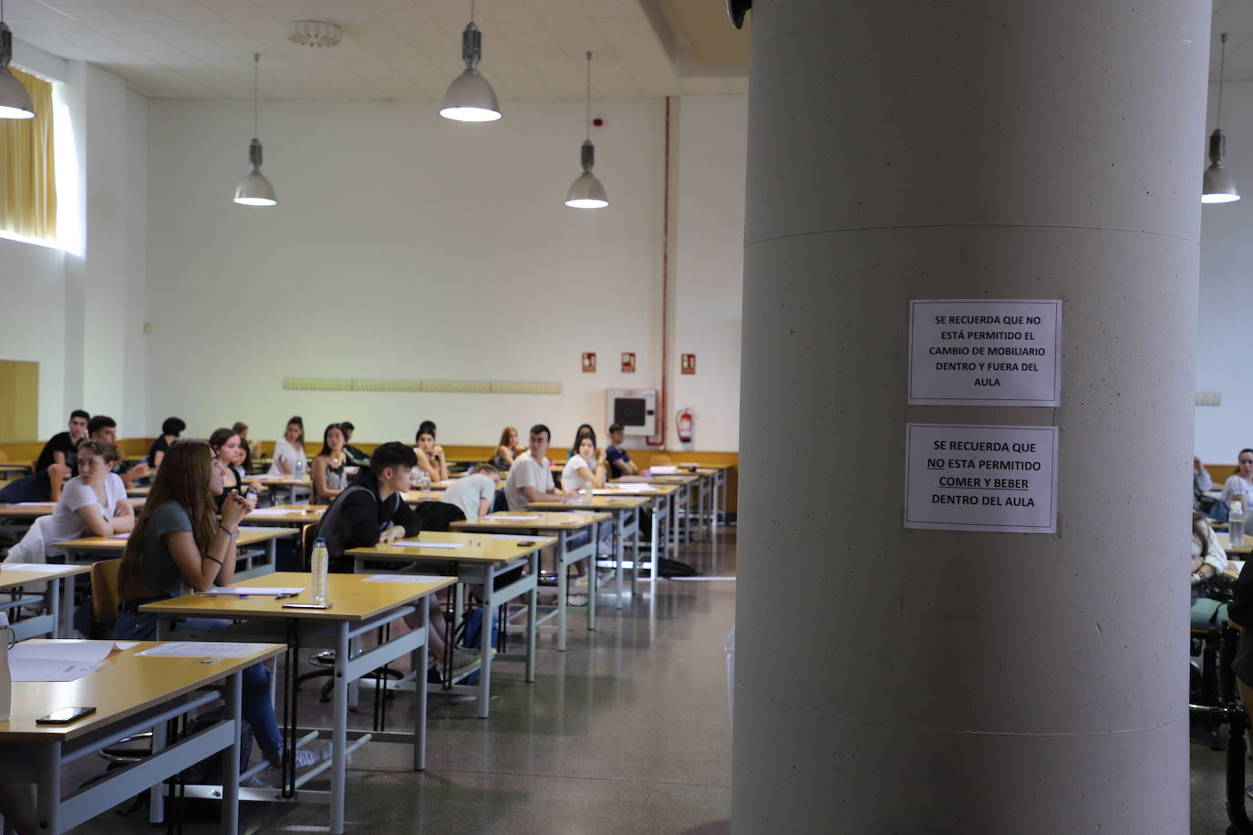 Estudiantes en el primer día de exámenes de la prueba en la Politécnica de la Milanera