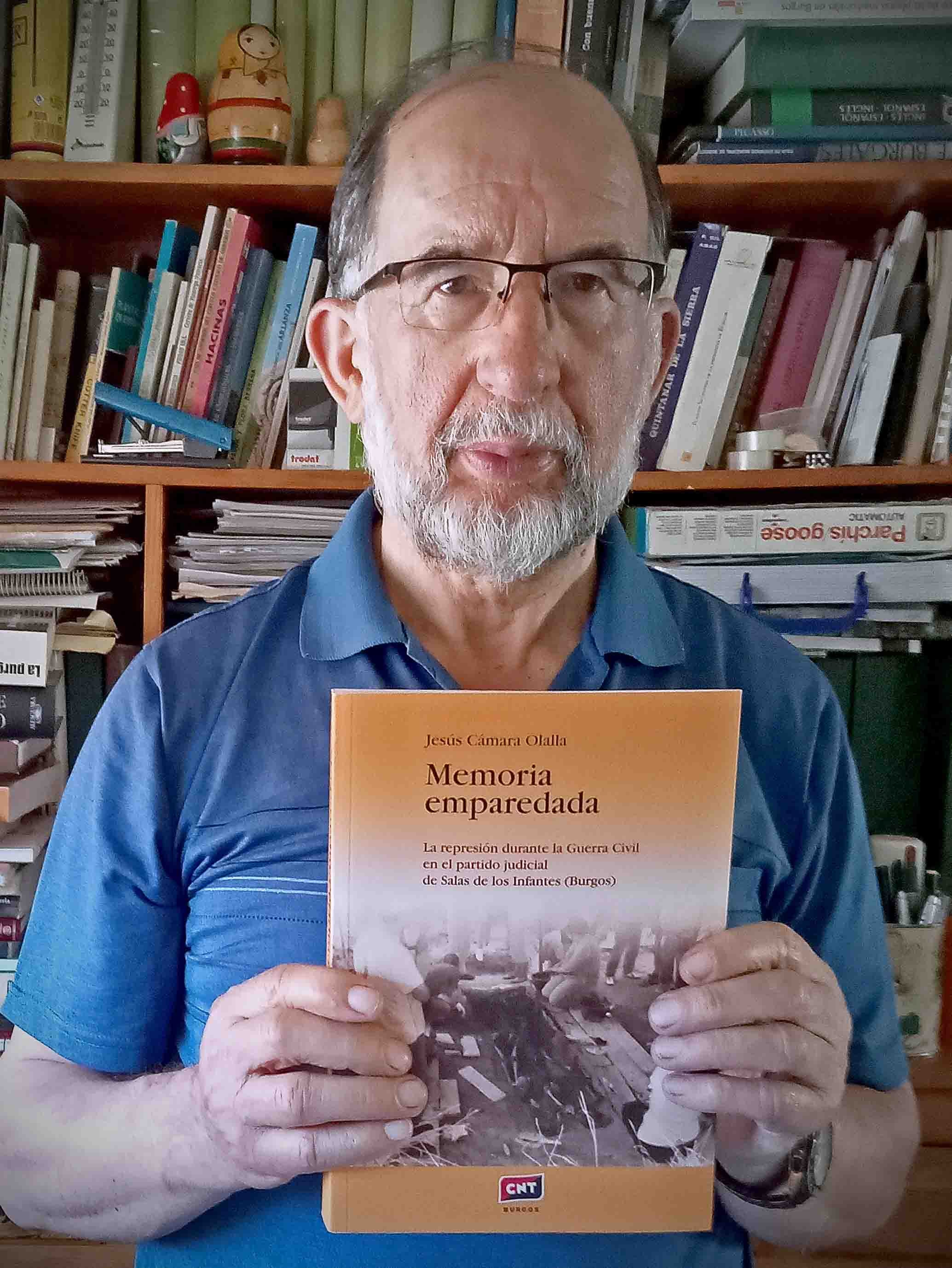 Jesús Cámara con su libro. 