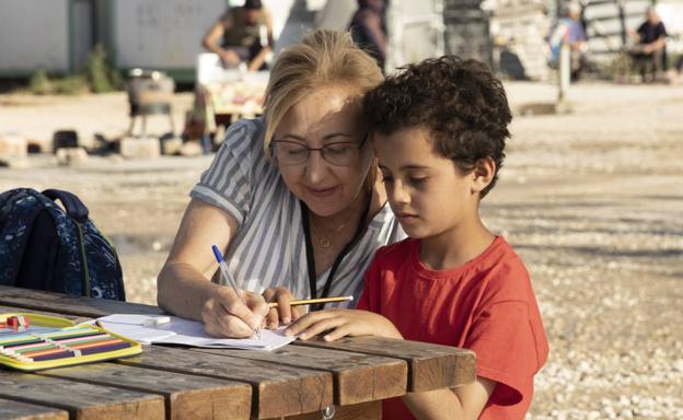 Carmen Machi y el pequeño Hamam Aldrarweesh en 'La voluntaria'.