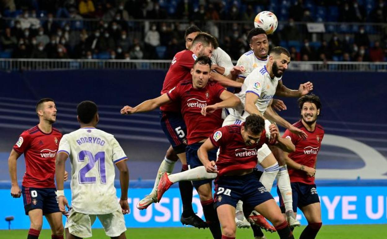 Varios jugadores de Osasuna, en su último partido frente al real Madrid. 