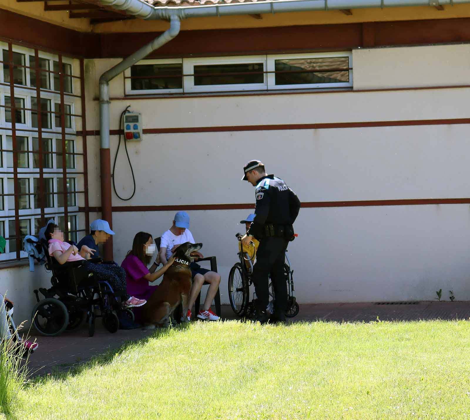 La unidad canina visitó la Residencia Asisitida de Personas Mayores de Fuentes Blancas.