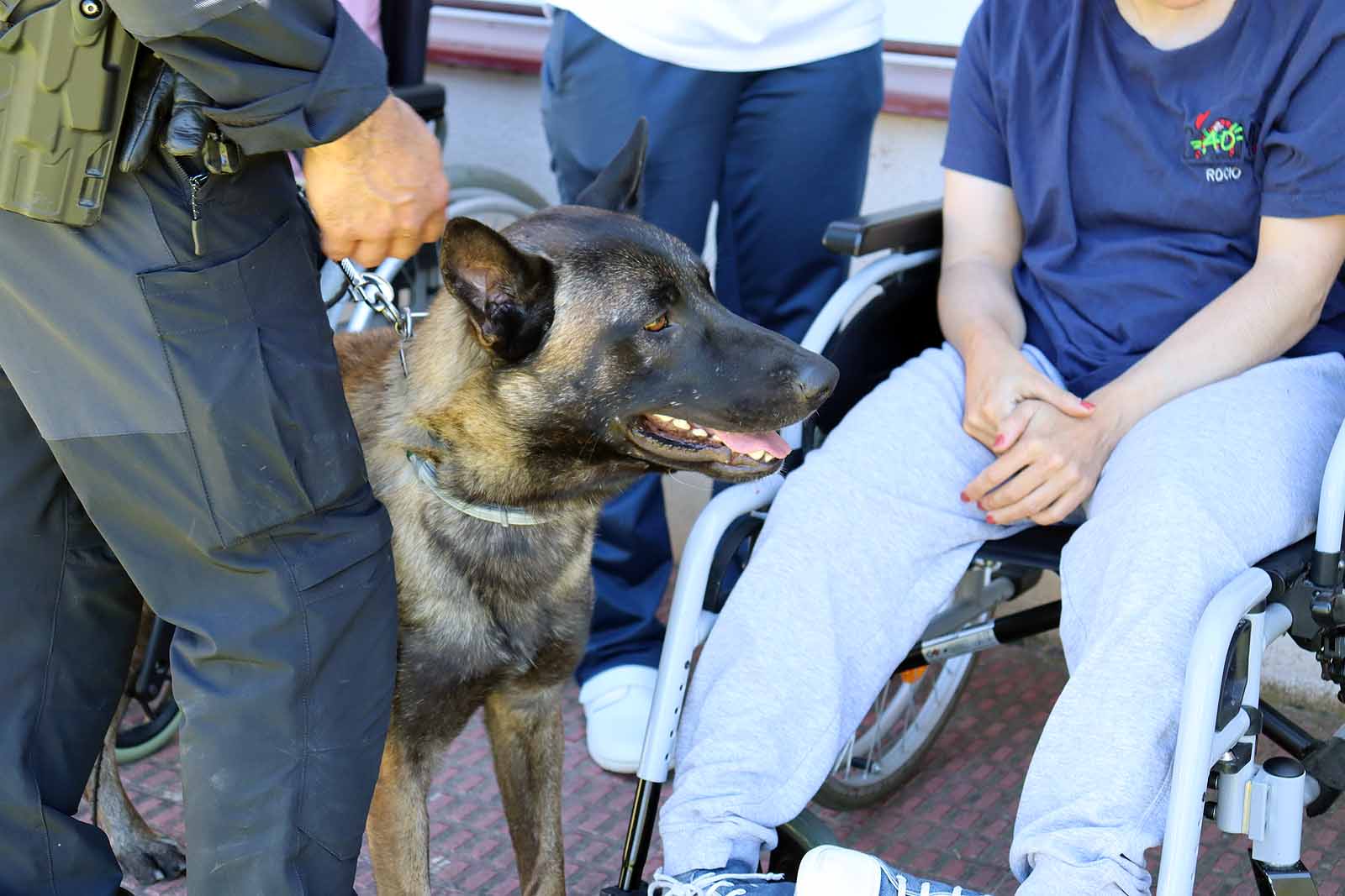 La unidad canina visitó la Residencia Asisitida de Personas Mayores de Fuentes Blancas.