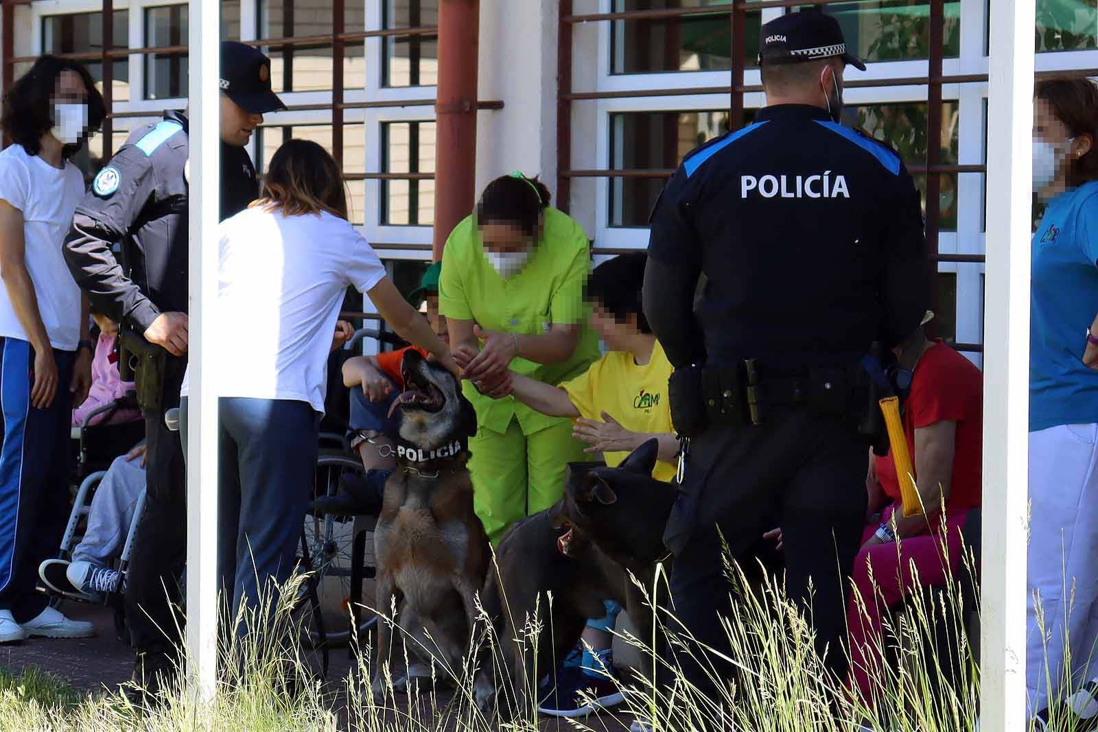 La unidad canina visitó la Residencia Asisitida de Personas Mayores de Fuentes Blancas.