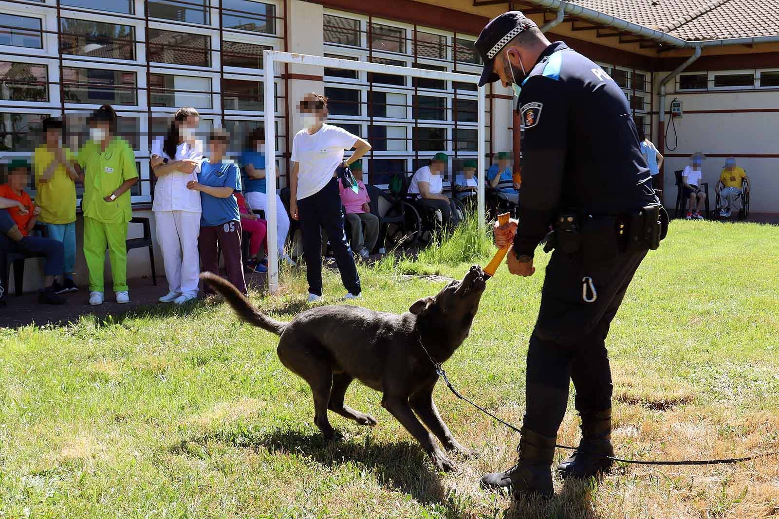 La unidad canina visitó la Residencia Asisitida de Personas Mayores de Fuentes Blancas.