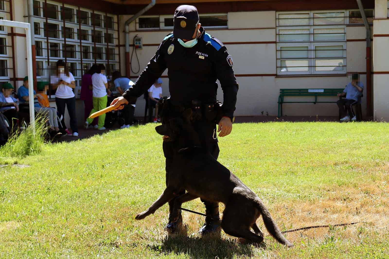 La unidad canina visitó la Residencia Asisitida de Personas Mayores de Fuentes Blancas.