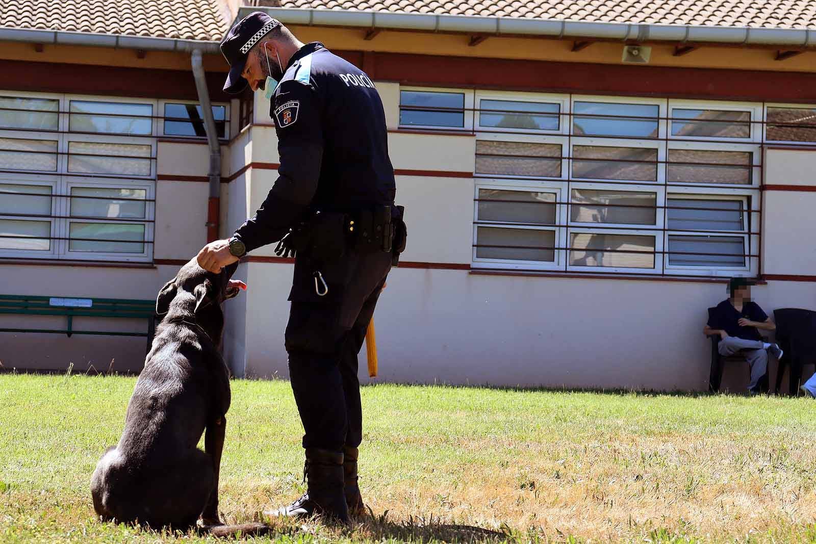 La unidad canina visitó la Residencia Asisitida de Personas Mayores de Fuentes Blancas.