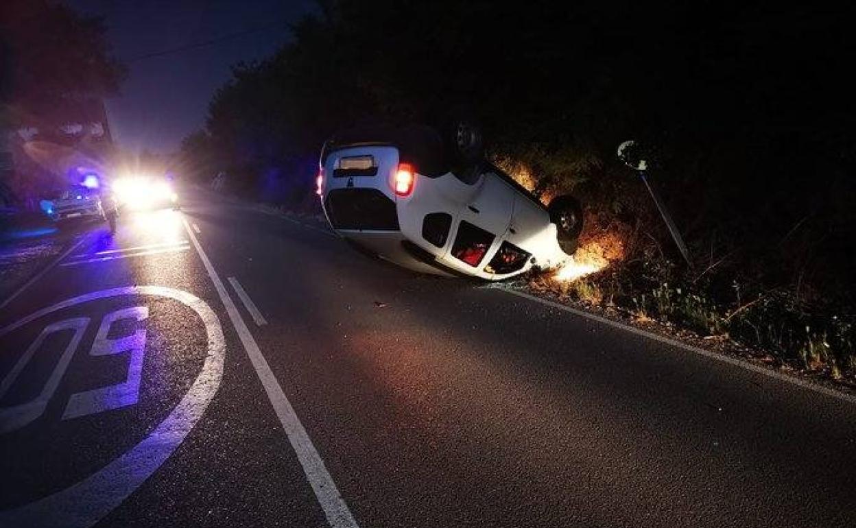 Vuelco de un turismo esta madrugada en la carretera de Pisones.