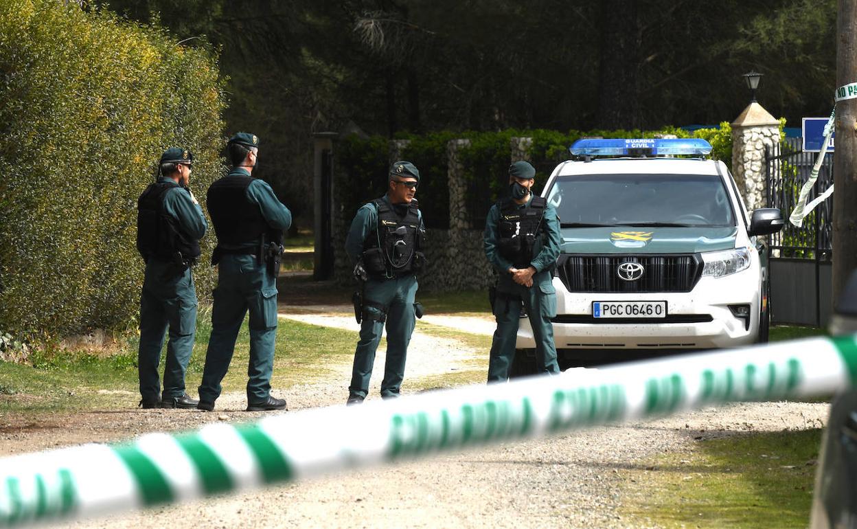 La Guardia Civil en el chalé de Oscar S. en Traspinedo.