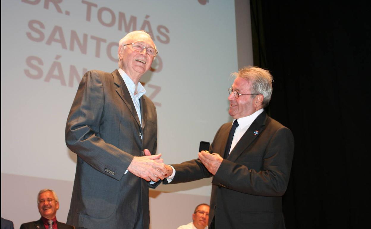 Francisco del Amo entrega la Medalla de Oro al doctor Tomás Santoro.