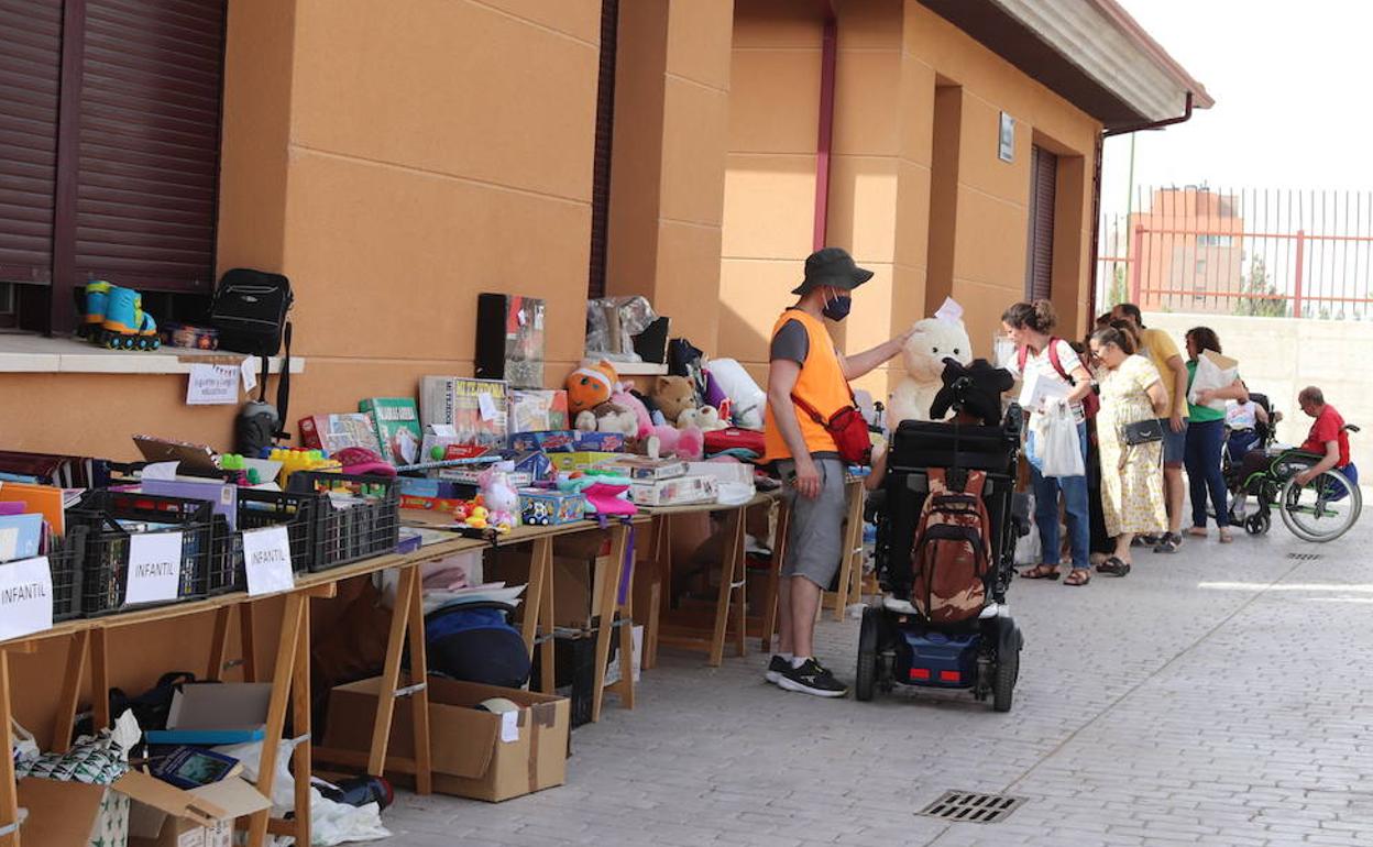 Apace Burgos celebra su tradicional rastrillo solidario.