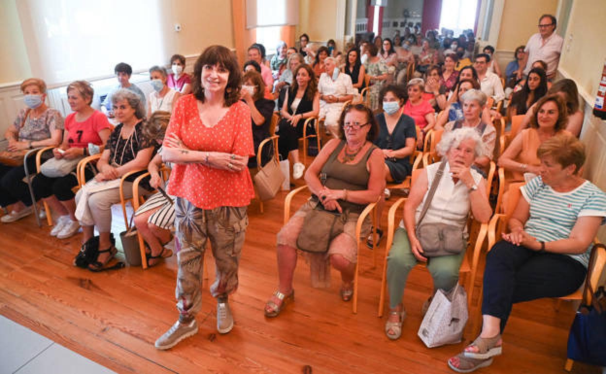 Rosa Montero con sus lectoras en Burgos. 