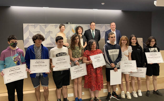 Premiados en el certamen al Mejor Periódico Escolar. 