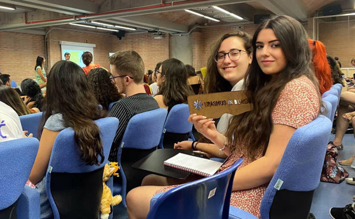 Miriam García (izda) y Cristina Martínez, voluntarias de la asociación Erasmus Students Association -UBU (Erasmus in Burgos). 