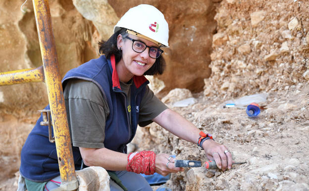 Imagen principal - Arriba, Elena Santos; abajo a la izquierda, Mari Cruz Ortega y a la derecha Asier Gómez. 