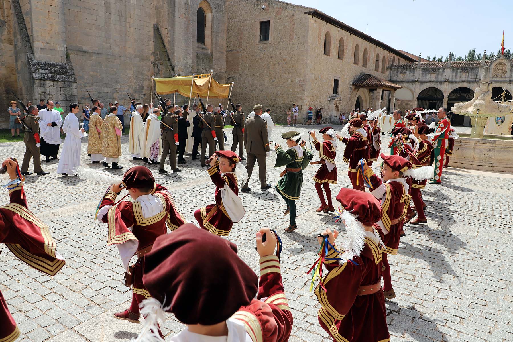 Fotos: El pendón vuelve a procesionar en El Curpillos