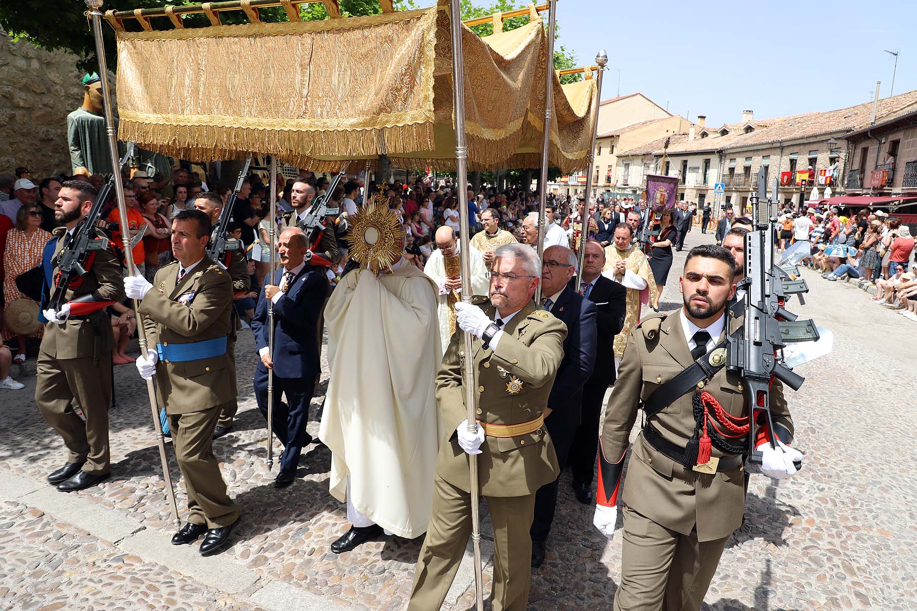 Fotos: El pendón vuelve a procesionar en El Curpillos