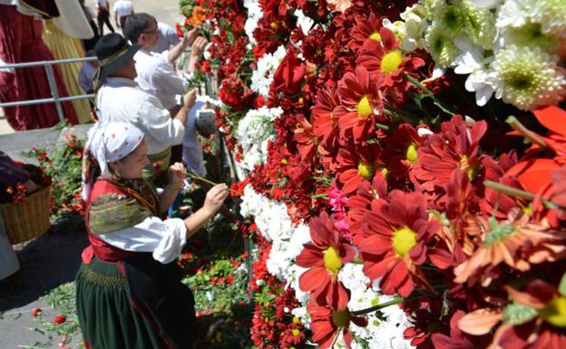 Ofrenda floral a Santa María La Mayor. 