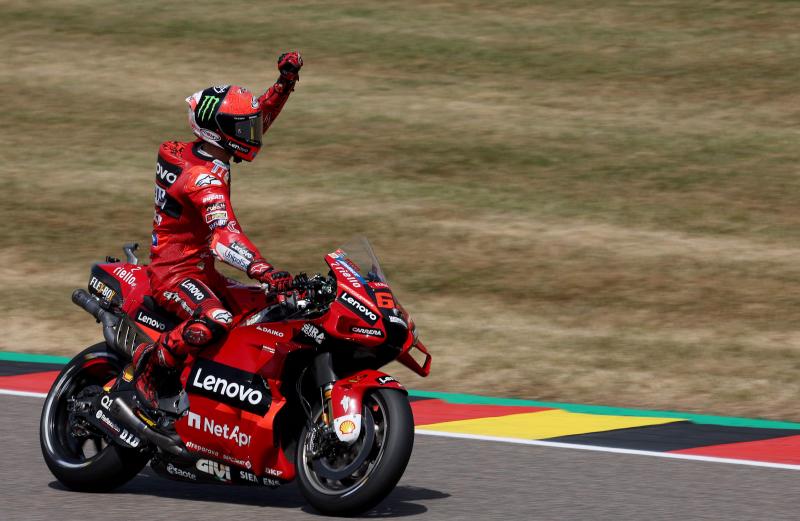 El piloto italiano Francesco Bagnaia celebra la pole conseguida en Alemania.