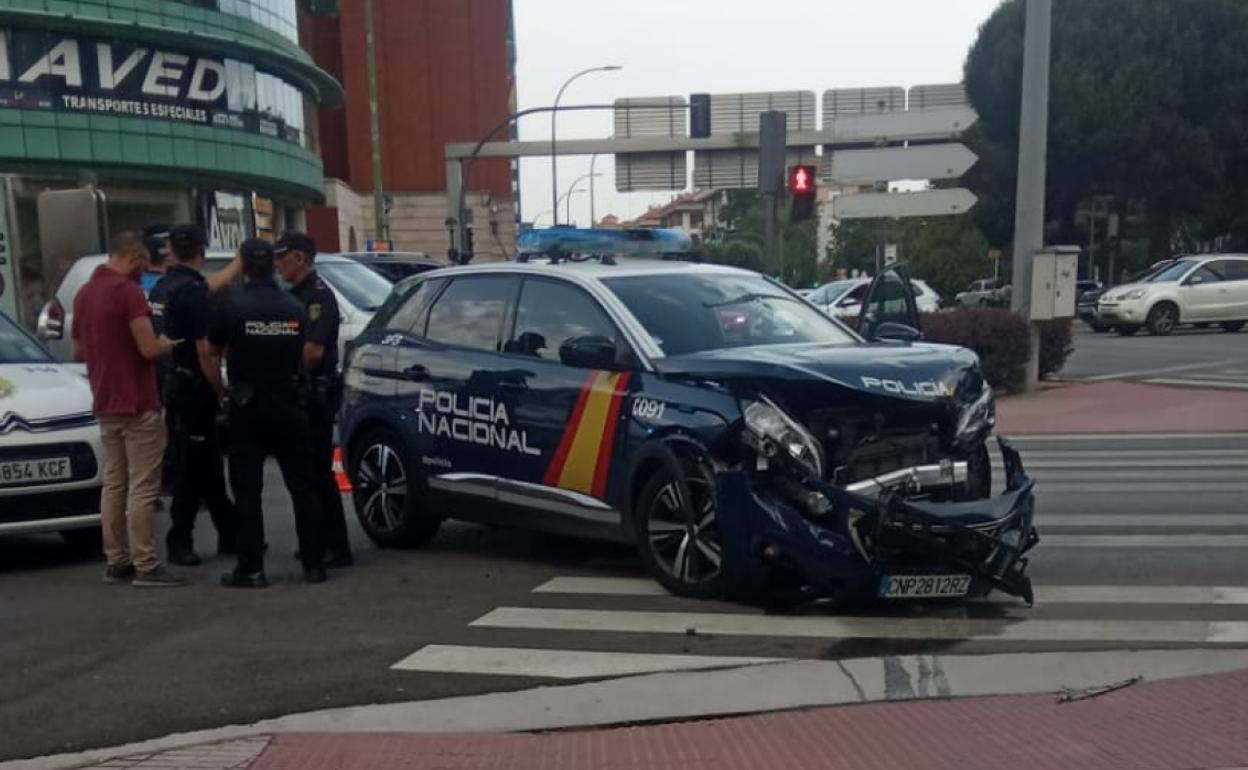 El coche patrulla tuvo importantes daños materiales. 