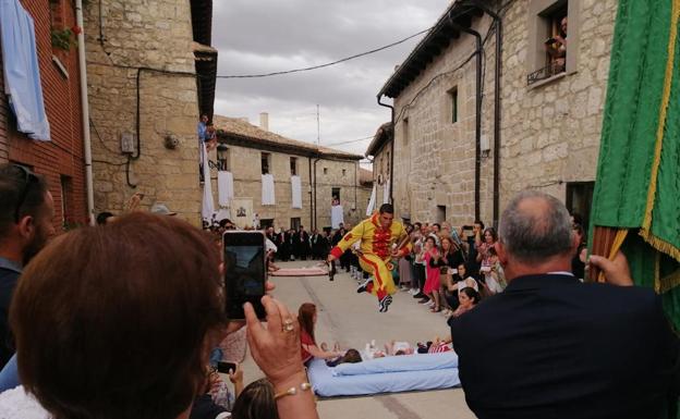 Salto del Colacho a los bebés en Castrillo de Murcia.