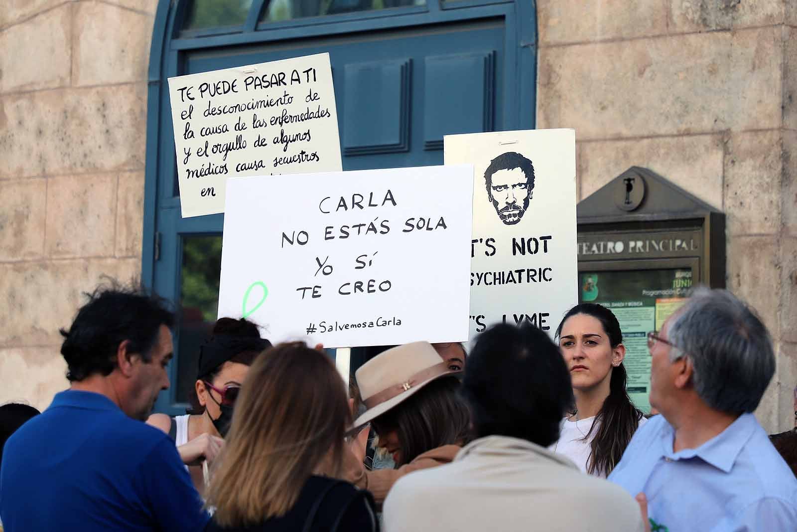 Concentración de la familia y amigos de Carla.