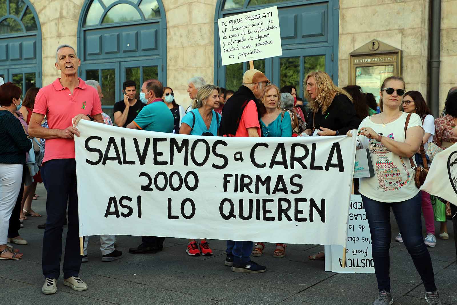 Concentración de la familia y amigos de Carla.