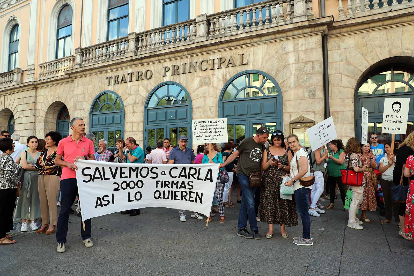 Concentración de la familia y amigos de Carla.