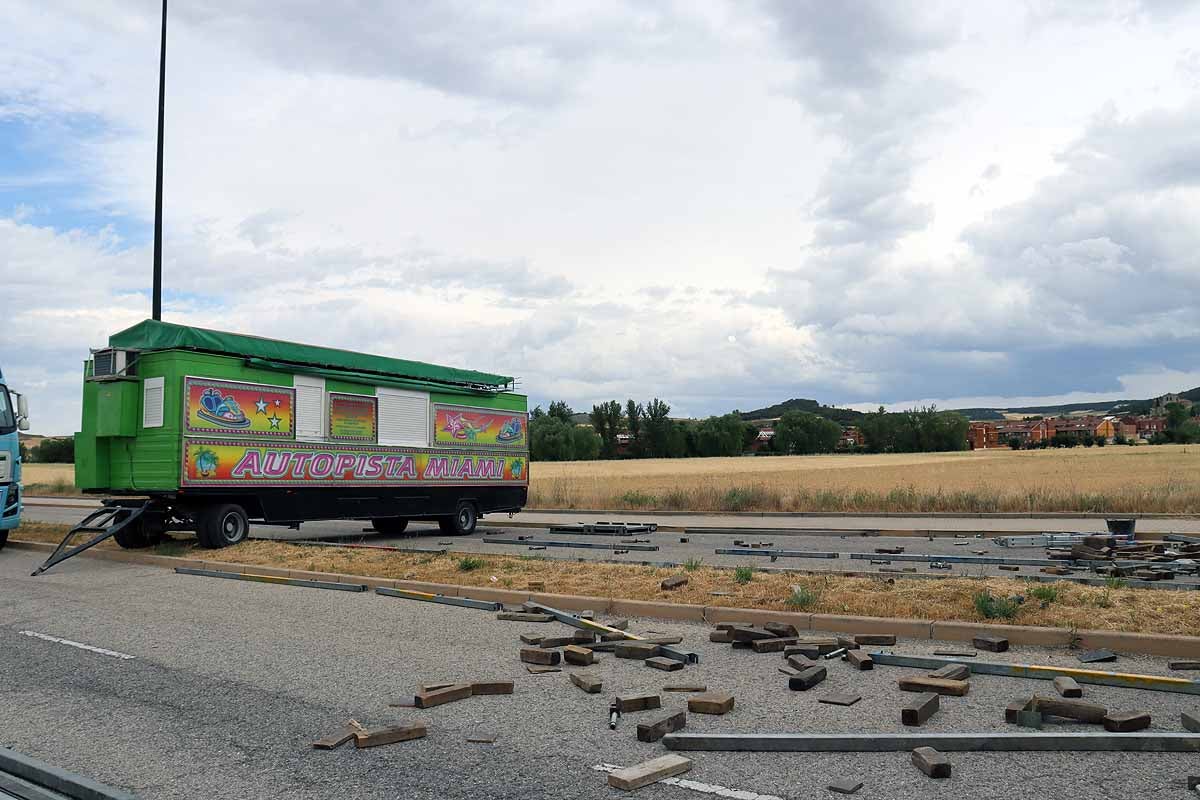 Fotos: Cortes al tráfico y montaje de las barracas de los Sampedros