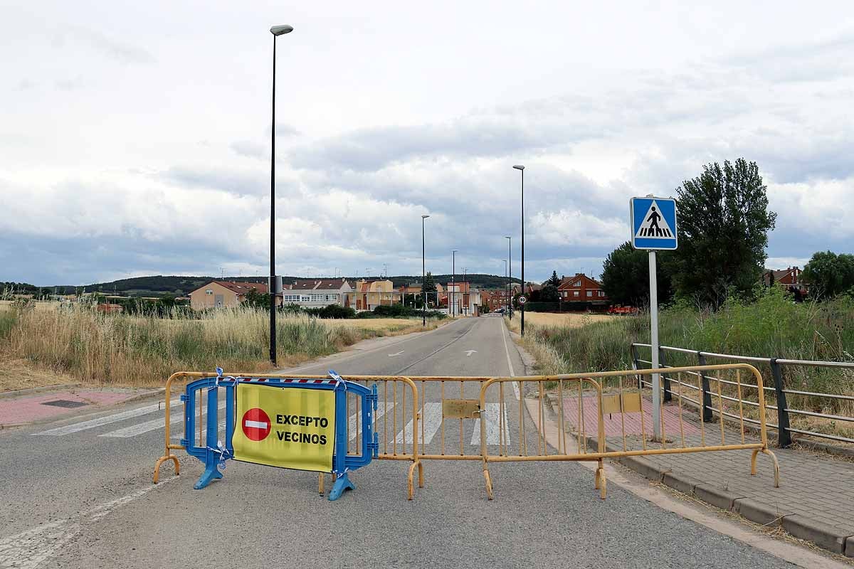 Fotos: Cortes al tráfico y montaje de las barracas de los Sampedros