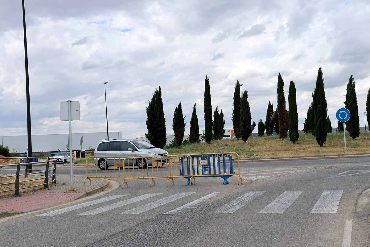 Fotos: Cortes al tráfico y montaje de las barracas de los Sampedros