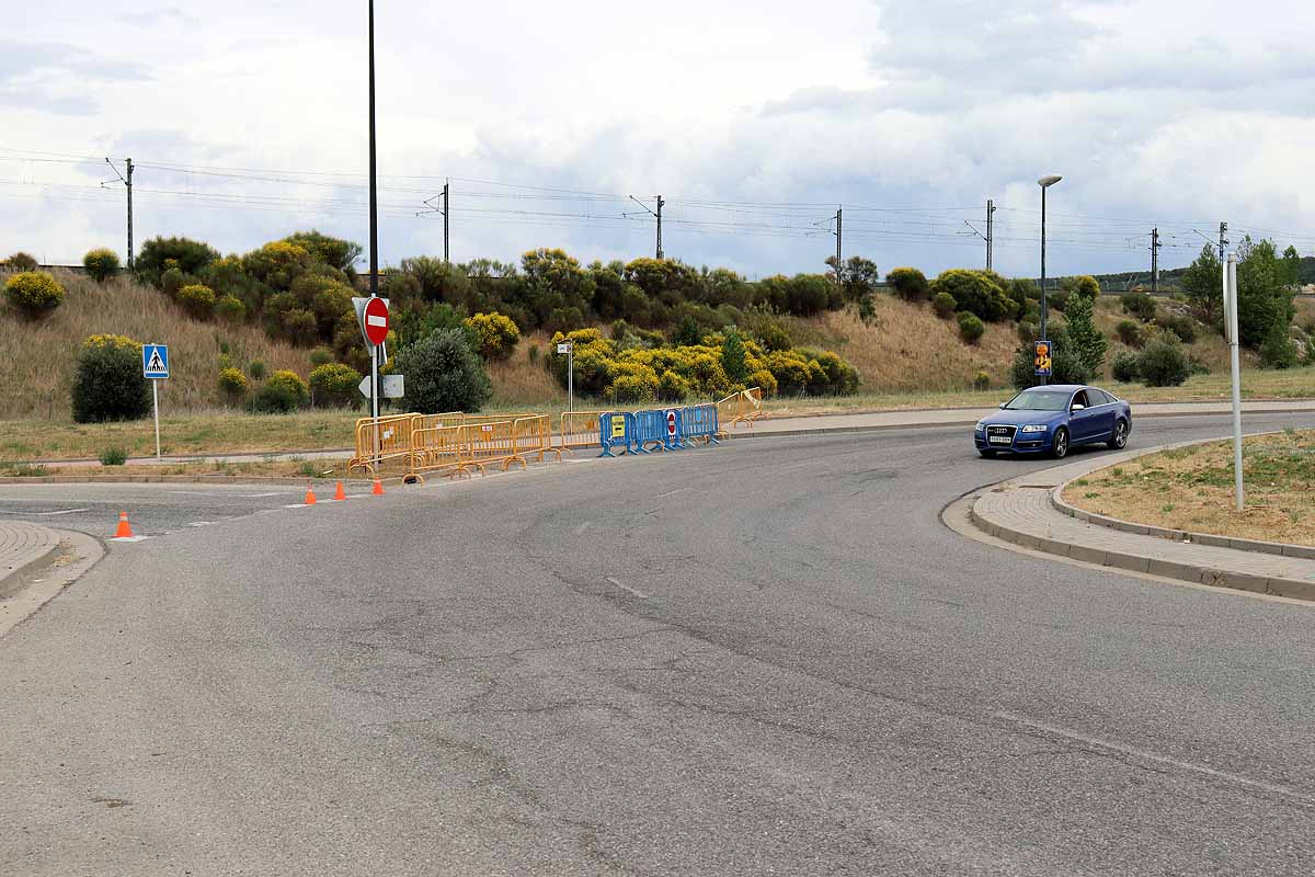 Fotos: Cortes al tráfico y montaje de las barracas de los Sampedros