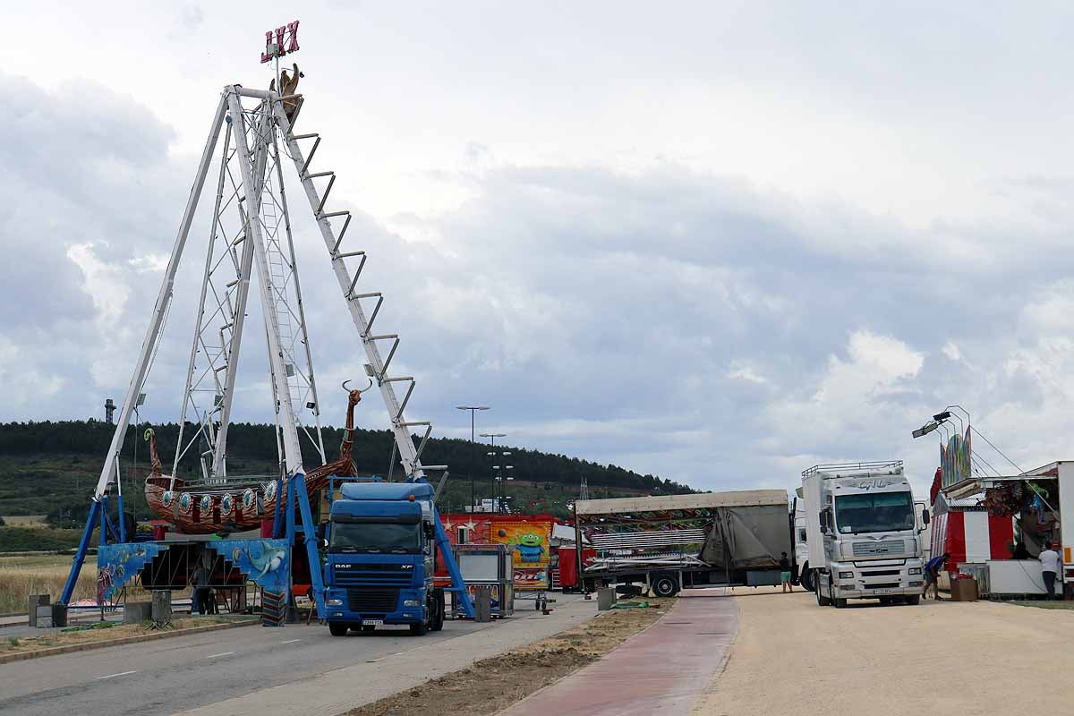 Fotos: Cortes al tráfico y montaje de las barracas de los Sampedros