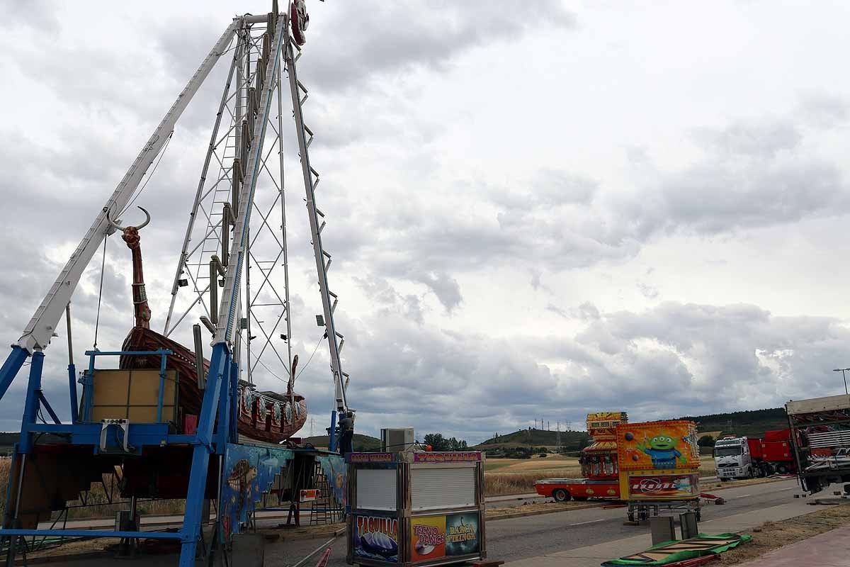 Fotos: Cortes al tráfico y montaje de las barracas de los Sampedros