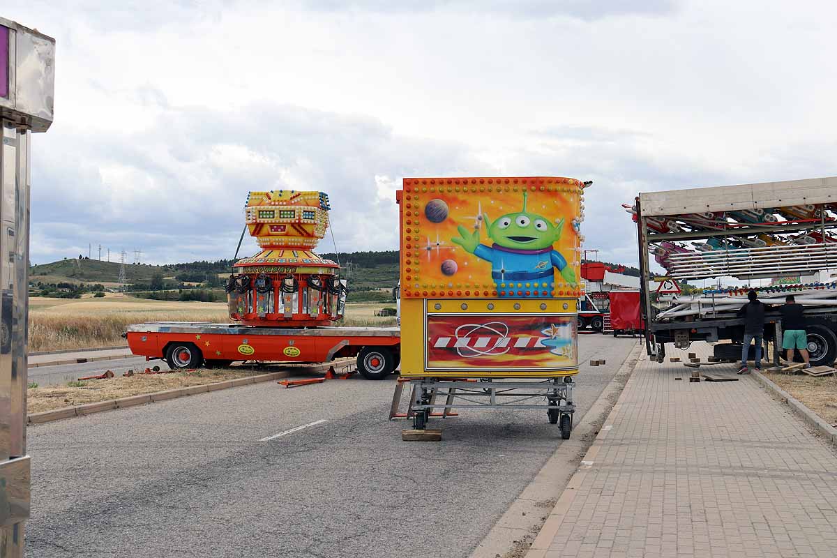 Fotos: Cortes al tráfico y montaje de las barracas de los Sampedros