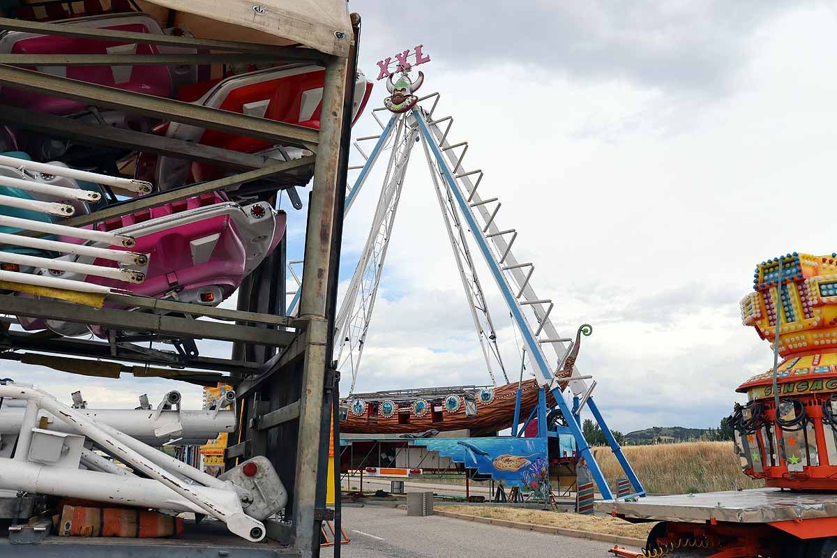 Fotos: Cortes al tráfico y montaje de las barracas de los Sampedros