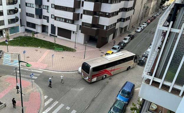 Imagen principal - Continuos atascos de vehículos grandes en la calle San Francisco por seguir las indicaciones erróneas del GPS