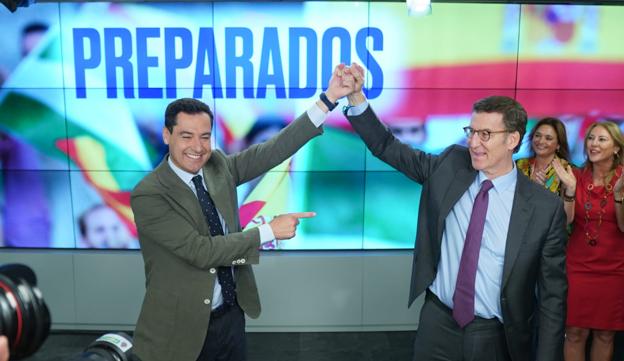 Moreno y Feijóo saludan a su llegada a la junta directiva nacional del PP. 