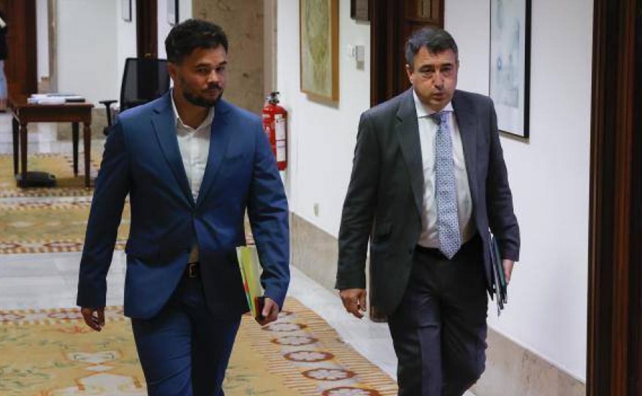 Gabriel Rufián y Aitor Esteban acuden a la Junta de Portavoces del Congreso este martes.