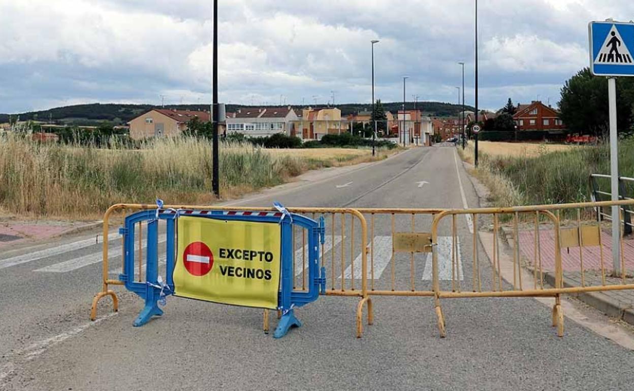 Los accesos al barrio de Villatoro llevan controlados por la Policía Local desde el lunes 20 de junio. 