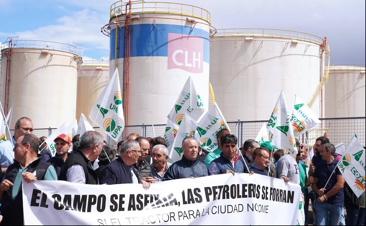 Los manifestantes a las puertas del Centro Logístico de Hidrocarburos. 