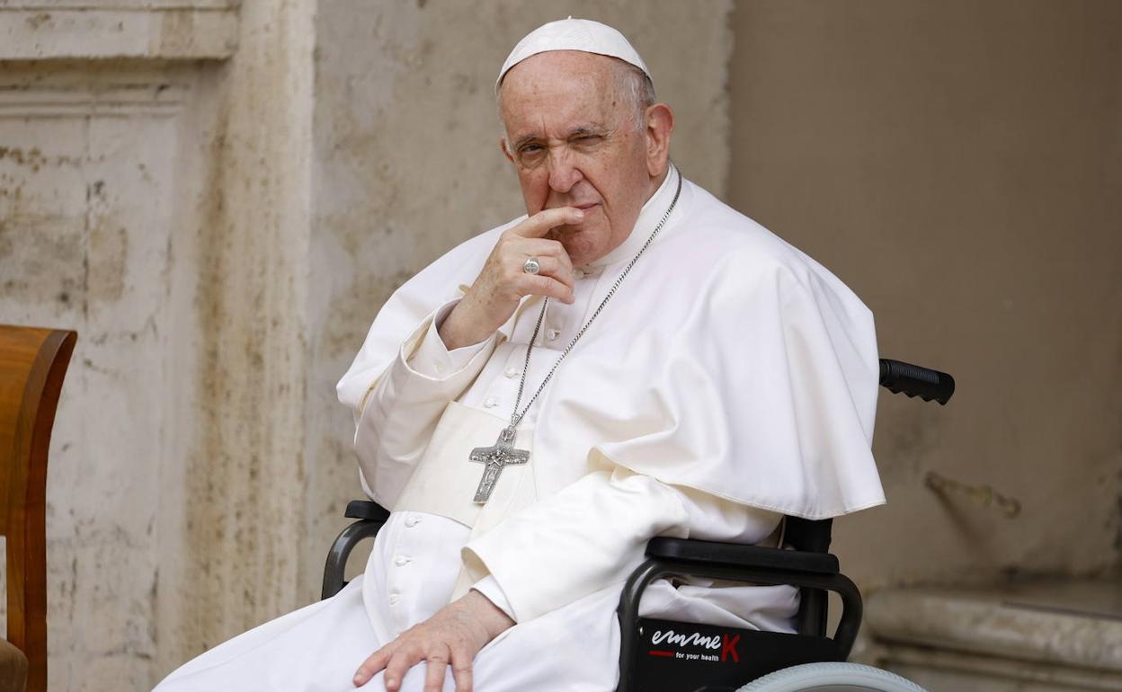 El Papa, en silla de ruedas durante una audiencia en el Vaticano.